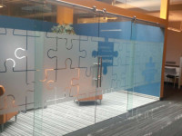 Gesneden raamfolie (1), kantoorruimte, glasfolie, puzzelstukken