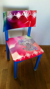 Stoelsticker (B), Stoel met sticker, meubelsticker, muursticker, glans laminaat, aanbrengen, plakken