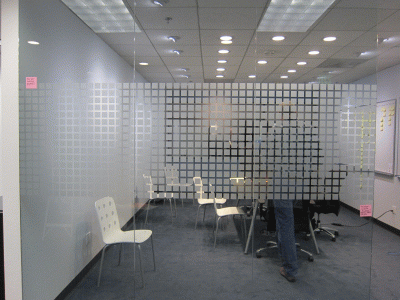 raamfolie, kantoor, small squares, vierkantjes, raamfolie op maat, horizontale en verticale lijnen