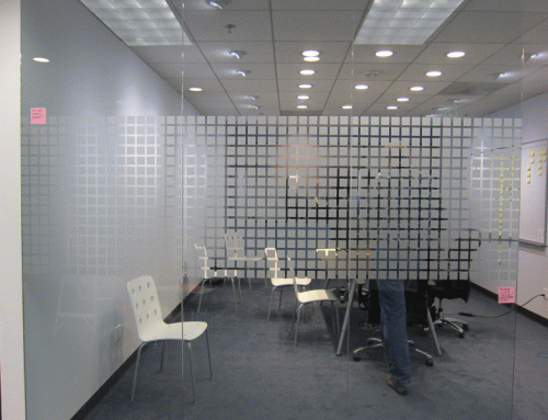 Raamfolie gesneden (1), kantoor, small squares, vierkantjes, raamfolie op maat, horizontale en verticale lijnen