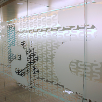 gesneden raamfolie, raamfolie op maat, logo, branding, eigen ontwerp, bies, glazenwand, corridor