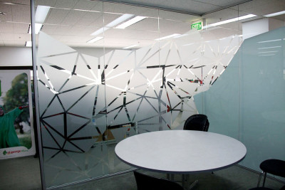 gesneden raamfolie, vergaderruimte, conference room, privacy, raamfolie op maat, driehoeken, abstract, triangels