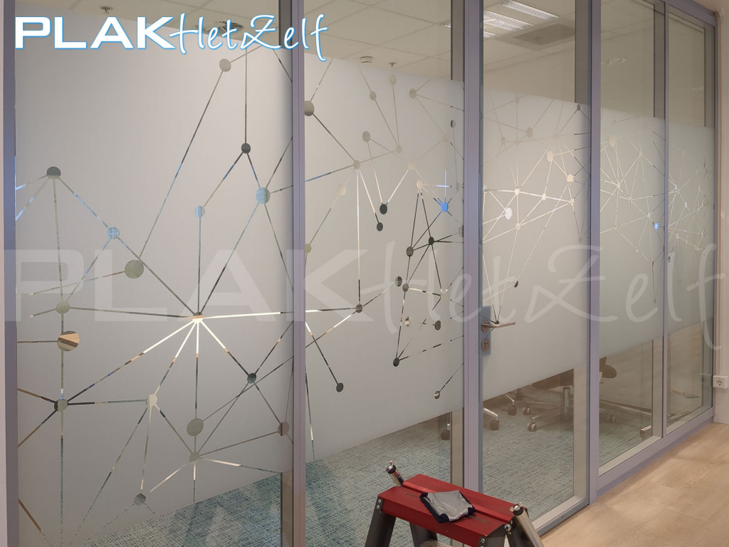 raamfolie met eigen ontwerp voor op kantoor, glazen wand met veel privacy