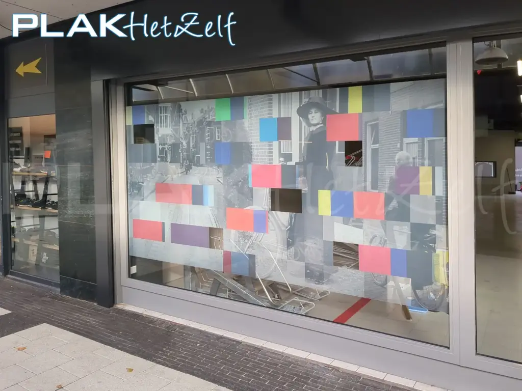 Geperforeerde glasfolie, gevel, eigen ontwerp, two-way vision, raamfolie, beperkte doorkijk, beperkte inkijk