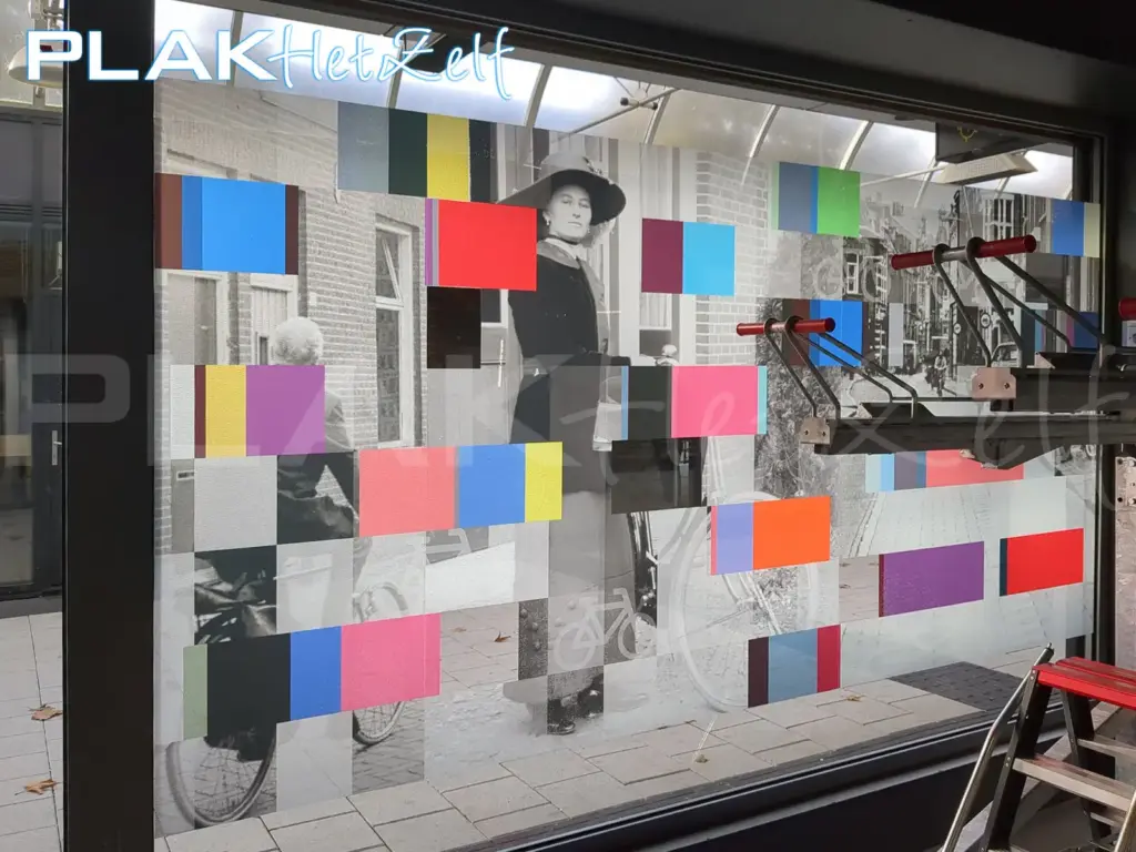 geperforeerde glasfolie, raamfolie voor gevelramen, met eigen ontwerp, two-way vision, raamfolie, beperkte doorkijk, beperkte inkijk, binnenzicht