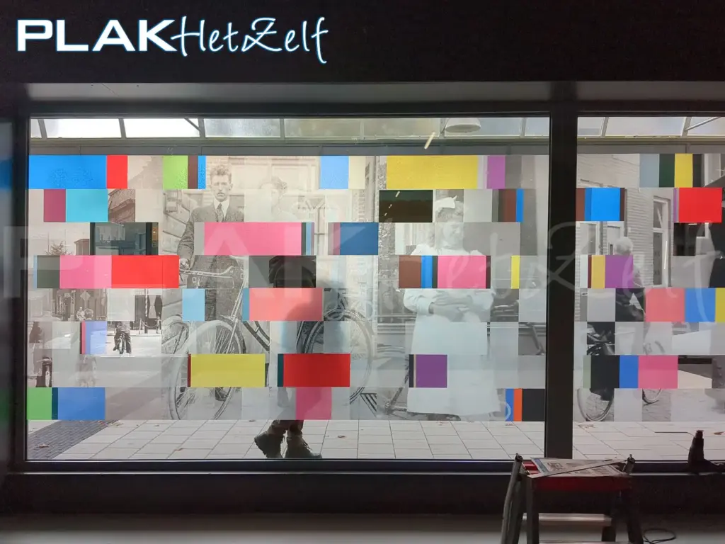 Geperforeerde glasfolie, gevel, eigen ontwerp, two-way-vision, raamfolie, binnenkant