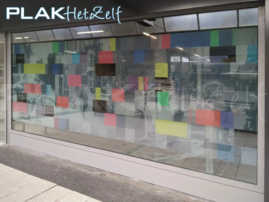 Geperforeerde glasfolie, gevel, met eigen ontwerp, two-way vision raamfolie, buitenkant, buitenaanzicht