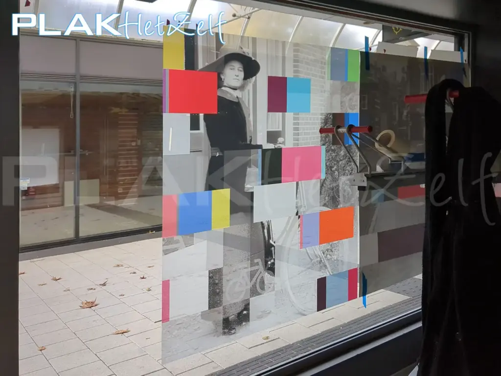 Geperforeerde glasfolie, gevel, montage, PLAKhetZelf